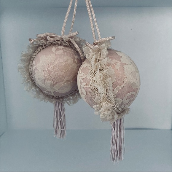 Vintage Victorian Look Louis Nichole 1980’s
Christmas Ball Ornament Set of 2. - Picture 3 of 16